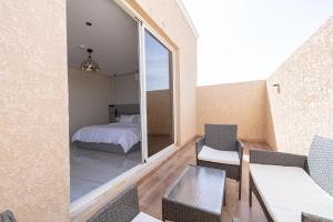 a room with a bed and a table and chairs at شقه 7فاخره ثلاث غرف نوم وجلسه خارجيه in Riyadh