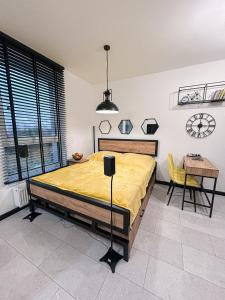 Ένα ή περισσότερα κρεβάτια σε δωμάτιο στο Apartament Premium Yellow Loft Reda