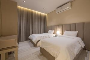 Una habitación de hotel con dos camas y una ventana. en شقه 3فاخره ثلاث غرف نوم, en Riad