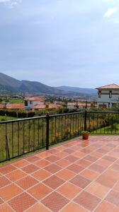 einen Balkon mit einem Zaun und Stadtblick in der Unterkunft Casa Linda in Villa de Leyva