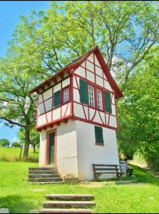 una pequeña casa con techo rojo y blanco en Dream-Stay I Zentral I cosy I Basel, en Pratteln