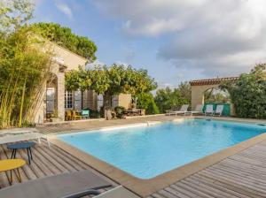 Bazén v ubytování La Bastide de la Nîmes nebo v jeho okolí