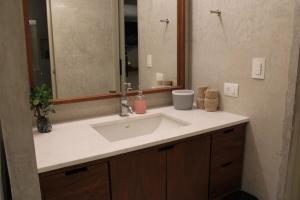 un baño con lavabo y espejo en MAYAPAN Mérida HiSTORIC CENTER, en Mérida 40 fotos más