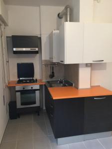 małą kuchnię z białymi szafkami i zlewem w obiekcie Apartment Podgora 13 w Mestre