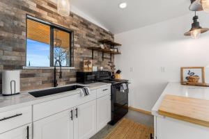 Charming Hoover Hideaway - Studio - A Location 주방 또는 간이 주방