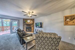 Et tv og/eller underholdning på Hike, Golf and Explore Ruidoso Retreat with Deck!