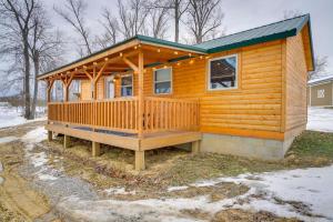 La Grange Cabin on a Racehorse Farm with Pond Views! v zimě