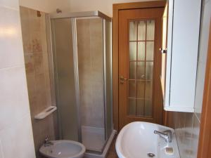 bagno con doccia, lavandino e servizi igienici di Residence Delapierre a Gressoney-Saint-Jean