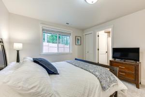 Ένα ή περισσότερα κρεβάτια σε δωμάτιο στο 2 Mi to State Fair Puyallup Home with Private Yard!