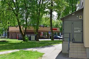 een gebouw aan de kant van een straat met bomen bij Oksanos Apartamentai Druskininku centre in Druskininkai +10 foto's