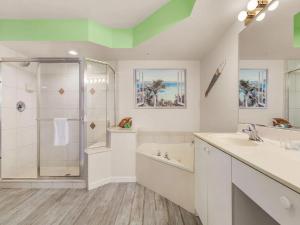 フォートマイヤーズビーチにあるPerfect Island Escape - Beach, Pool, Restaurant & More! -FMB-Condo Island Oasis - Roelensのシャワー、浴槽、洗面台を備えたバスルーム