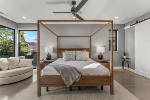 Ένα ή περισσότερα κρεβάτια σε δωμάτιο στο Serene Views #17 home