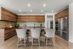 Η κουζίνα ή μικρή κουζίνα στο Serene Views #17 home