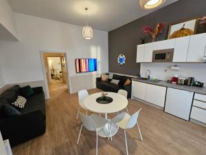 Kuchyň nebo kuchyňský kout v ubytování Las Artes Luxury Double Room