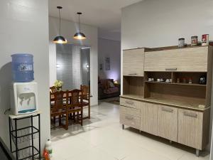 a kitchen and dining room with a table and chairs at Viver de Temporada Canindé- 10 Minutos de Piranhas- 3 Minutos do Centro garagem para 3 carros in Canindé de São Francisco