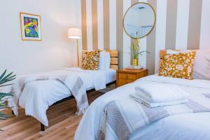 Postel nebo postele na pokoji v ubytování The Royal Crane Suite Newly Built Upscale Central