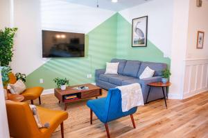 Posezení v ubytování The Royal Crane Suite Newly Built Upscale Central