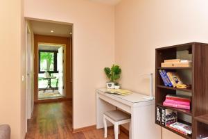 een thuiskantoor met een bureau en een stoel bij Oksanos Apartamentai Druskininku centre in Druskininkai