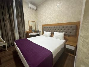 Postel nebo postele na pokoji v ubytování Hotel Empire Business Baku