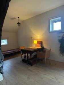 a living room with a table with a lamp on it at Onder de paardenkastanje in Empe