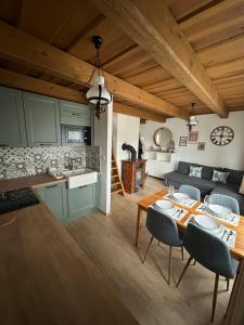 een keuken en woonkamer met een tafel en een bank bij Wine & Relax Mezi Sklepy in Valtrovice