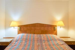 Postel nebo postele na pokoji v ubytování Hotel Hine Adon Fribourg