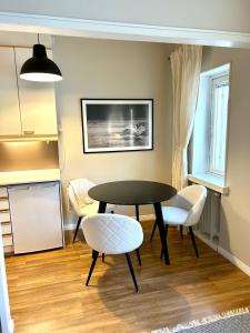 a dining room with a table and chairs at Yksiö Jyväskylässä keskustan tuntumassa in Jyväskylä