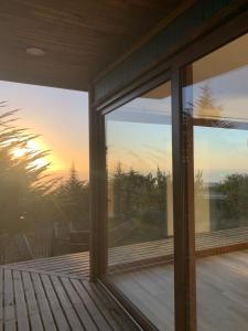 una finestra su una casa con vista sul tramonto di Tiny cabaña en playa hermosa Pichilemu a Pichilemu