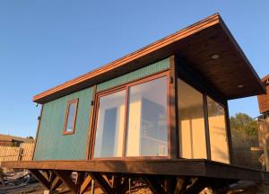 una casetta in cima a un supporto di legno di Tiny cabaña en playa hermosa Pichilemu a Pichilemu Altre 4 foto