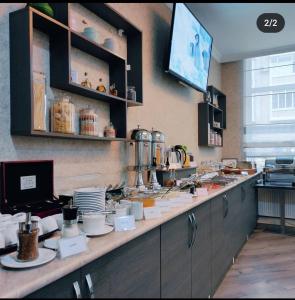 Kuchyň nebo kuchyňský kout v ubytování Hotel Empire Business Baku