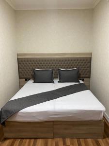 Postel nebo postele na pokoji v ubytování Hotel Empire Business Baku
