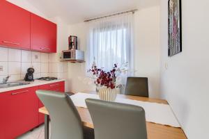 Kuchyň nebo kuchyňský kout v ubytování VILLA LIVIA with three nice apartments, swimming pool, childrens playground, barbecue and free parking