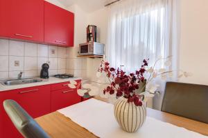 Kuchyň nebo kuchyňský kout v ubytování VILLA LIVIA with three nice apartments, swimming pool, childrens playground, barbecue and free parking