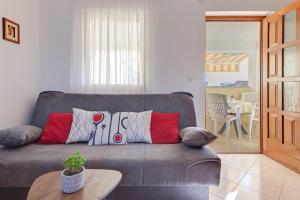 Posezení v ubytování VILLA LIVIA with three nice apartments, swimming pool, childrens playground, barbecue and free parking