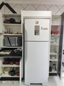 Kuchyň nebo kuchyňský kout v ubytování Casa Térrea 3 quartos, sendo 1 suíte Maringá