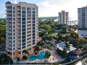 フォートマイヤーズビーチにあるPerfect Island Escape - Beach, Pool, Restaurant & More! -FMB Condo Island Paradise - Roelensのプールと建物のあるリゾートの空からの景色