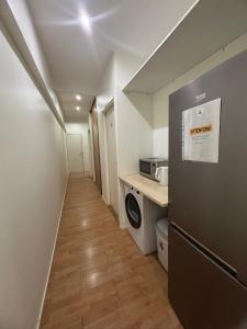 タリンにあるPrivate Room Steps from Old Townの廊下(洗濯機、乾燥機付)