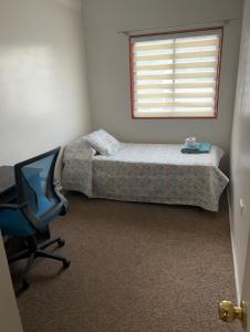 una camera da letto con un letto, una scrivania e una sedia di Tranquilidad y conectividad viña del mar a Viña del Mar