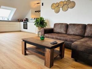 a living room with a couch and a coffee table at Zentrale Lage, kostenlos Parken, ideal für Pendler, Kinder und Haustiere willkommen!! in Kaarst