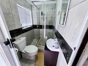 Waterfall City Guest Lodge的一间浴室