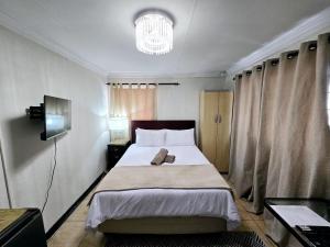 Waterfall City Guest Lodge客房内的一张或多张床位