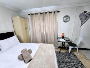 Waterfall City Guest Lodge客房内的一张或多张床位
