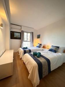 Ένα ή περισσότερα κρεβάτια σε δωμάτιο στο 2 Bedrooms and 2 Bathrooms with Sea View at Piscis Benalmadena Arroyo