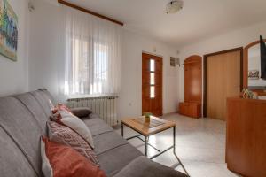 Posezení v ubytování VILLA LIVIA with three nice apartments, swimming pool, childrens playground, barbecue and free parking