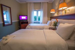 Rúm í herbergi á Hotel Villa Morra Suites