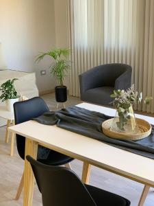 una sala de estar con una mesa y una silla en Laprida Suites 1 San Juan, en San Juan