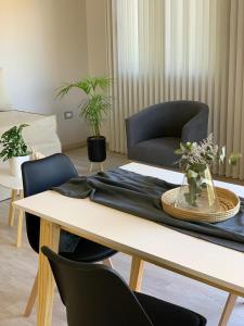 sala de estar con mesa, sofá y sillas en Laprida Suites 1 San Juan, en San Juan