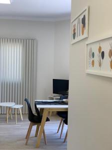 una oficina con escritorio, sillas y ordenador en Laprida Suites 1 San Juan, en San Juan