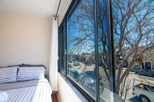Balkón nebo terasa v ubytování Comfortable 1-Bedroom Near Beverly Hills and Top LA Attractions