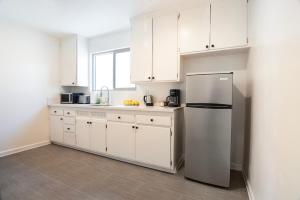 Kuchyň nebo kuchyňský kout v ubytování Comfortable 1-Bedroom Near Beverly Hills and Top LA Attractions